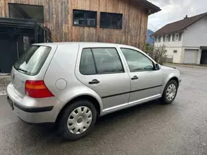 VW Golf Silber metallic Baujahr 2001