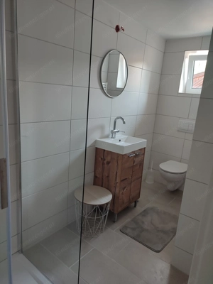 Vermiete ab 1. Mai 2026 Zimmer in 3er WG mit eigenem Badezimmer Room available in shared flat Bild 3