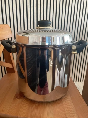 grosser Topf mit Deckel