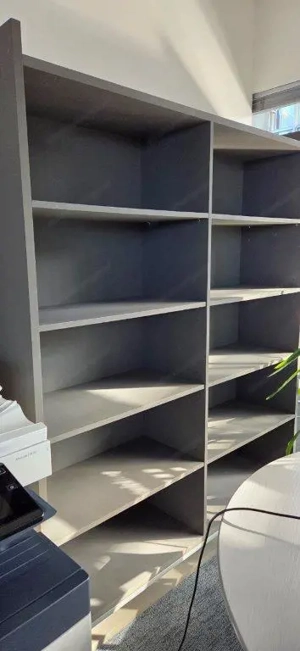 Regalwand aus Holz, Farbe grau, stabile Qualität