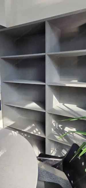 Regalwand aus Holz, Farbe grau, stabile Qualität Bild 2