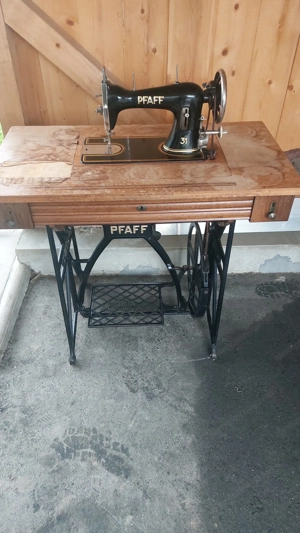 alte Pfaff Nähmaschine  Bild 2