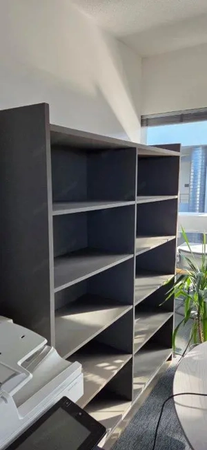 Regalwand aus Holz, Farbe grau, stabile Qualität Bild 3