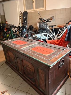 Handbemalte Truhe Bild 2