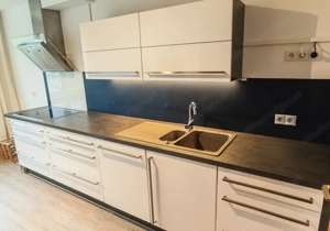 Küche mit Geräten und Liebherr Standkühlschrank