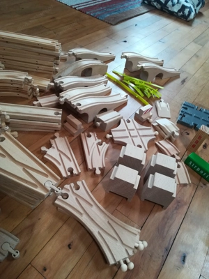 Holz Eisenbahn Set mit viel Zubehör Bild 4