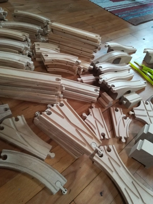 Holz Eisenbahn Set mit viel Zubehör Bild 3