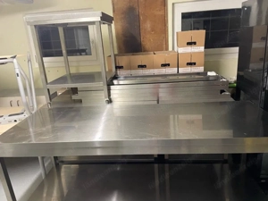 Hygenische Edelstahltische in verschiedenen größen