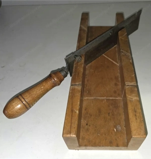 Gehrungslade mit einer dazugehörigen Feinsäge  Bild 2