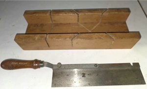 Gehrungslade mit einer dazugehörigen Feinsäge  Bild 4