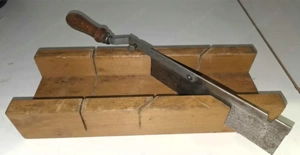 Gehrungslade mit einer dazugehörigen Feinsäge  Bild 3