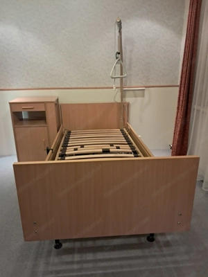 elektr. Krankenbett mit Nachtkästchen