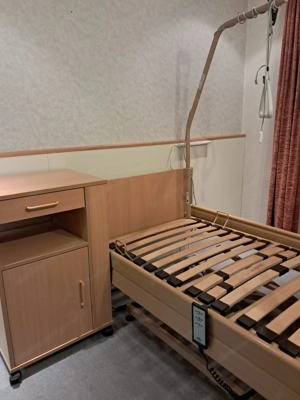 VHB elektr. Krankenbett mit Nachtkästchen Bild 2
