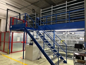 Stiege aus Metall Bild 2