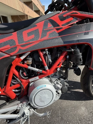 GasGas 700 SM, wie Neu! Bild 3