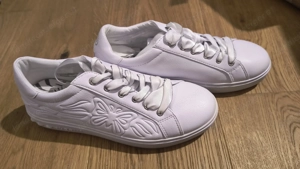 Nagelneue Bugatti Schuhe mit Schmetterlingen 