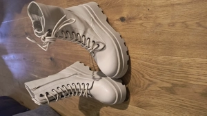Moderne weiße Schuhe mit hohem Absatz, nagelneu
