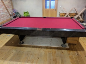 Billardtisch mit Qeueus Bild 2