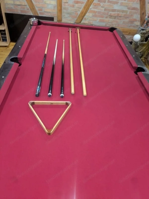 Billardtisch mit Qeueus