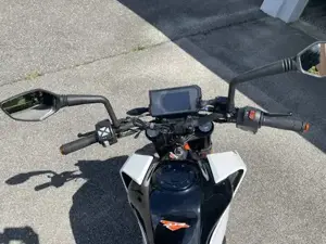 KTM 390 Duke (A2), Weiß, 06 2018 Bild 3