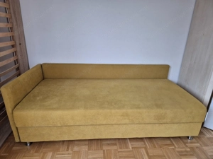 Senfgelbe Schlafcouch mit Bettunterkasten