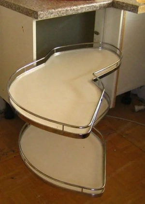 Schwenkbarer Eckschrank