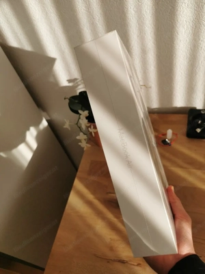 MacBook Air (13.6", Apple M2 Chip, 8 GB RAM, 256 GB SSD, 8-Core CPU und 8-Core GPU, Silber) Bild 3