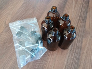 Verschiedene Braunglasfläschen und Cremetigel mit Aufsätzen Bild 2