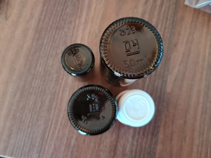 Verschiedene Braunglasfläschen und Cremetigel mit Aufsätzen Bild 3