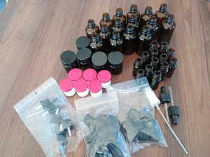 Verschiedene Braunglasfläschen und Cremetigel mit Aufsätzen Bild 5