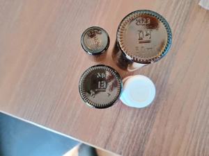 Verschiedene Braunglasfläschen und Cremetigel mit Aufsätzen Bild 4