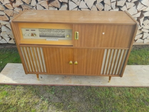 Antiker Schrank mit Plattenspieler