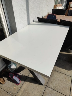 Tisch ohne Stühle Bild 2