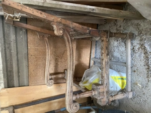 altes schmuckstück - stuhl - holzgestell mit div schnitzereien Bild 4