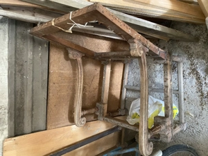 altes schmuckstück - stuhl - holzgestell mit div schnitzereien