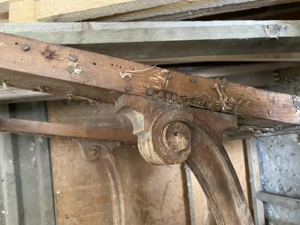 altes schmuckstück - stuhl - holzgestell mit div schnitzereien Bild 2