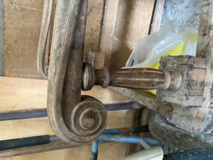 altes schmuckstück - stuhl - holzgestell mit div schnitzereien Bild 3