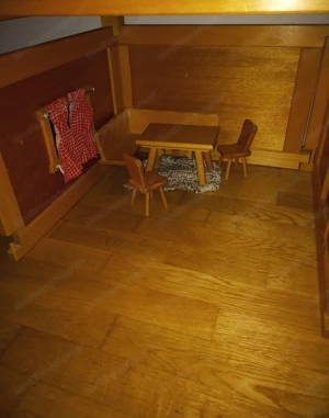 Puppenhaus aus massivem Holz Bild 4