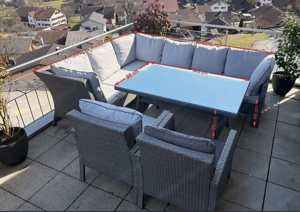 Loungegarnitur variabel aufstellbar mit Tisch und zwei Sesseln  Bild 3