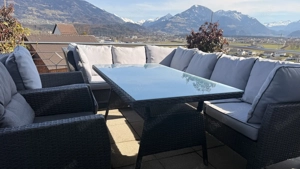 Loungegarnitur variabel aufstellbar mit Tisch und zwei Sesseln  Bild 4