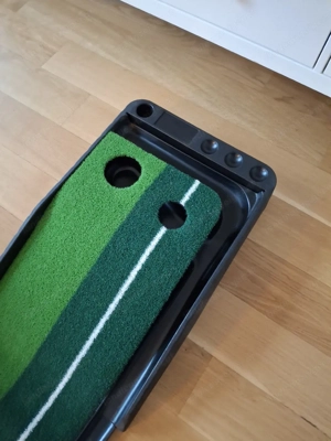 Golf Putting Matte mit automatischer Ballrückgabe