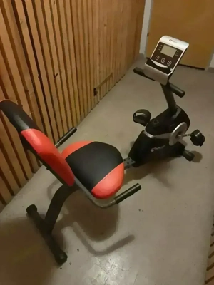 Fitness-Fahrrad mit sitz, lehen und anzeig