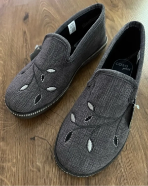 Neue Hausschuhe Gr. 39 rutschfeste Sohle Bild 5