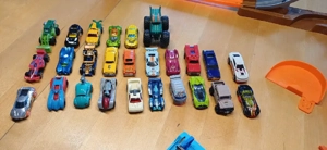 Hotwheels mit Zubehör Bild 3