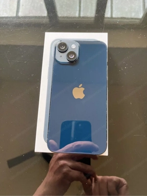 iPhone 14 in Midnight Bild 2