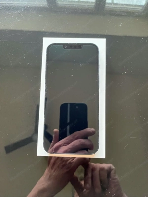 iPhone 14 in Midnight Bild 3