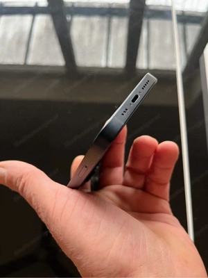 iPhone 14 in Midnight Bild 6