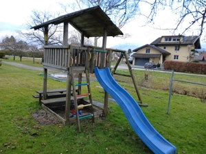 Spielhaus, Schaukel mit Wellenrutsche