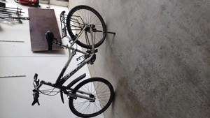 Fahrrad mit Korb und Helm 