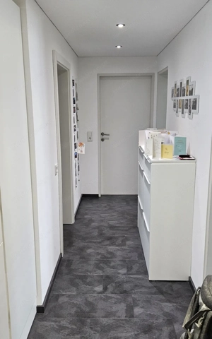 Moderne, möblierte und klimatisierte 3-Zimmer-Wohnung inkl. Tiefgaragenplatz Bild 2